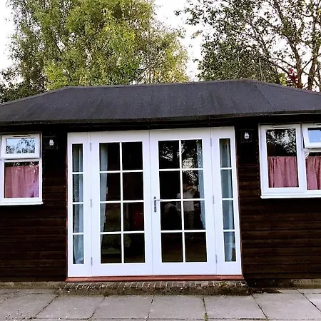 Cosy Private Cabin With Parking In Good Location Oxford Exterior photo