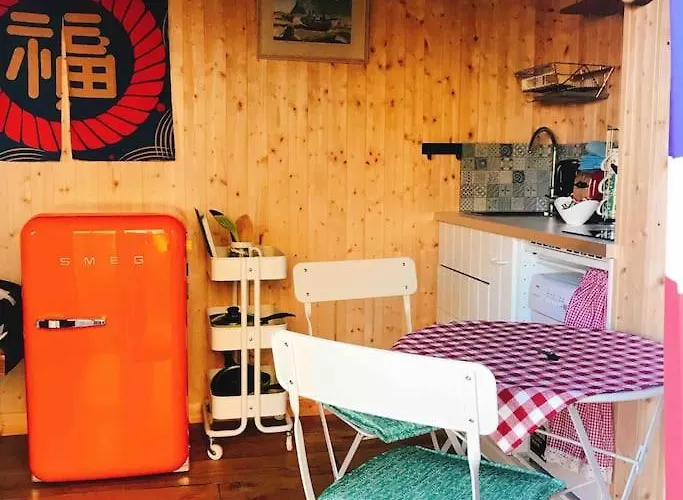 Cosy Private Cabin With Parking In Good Location