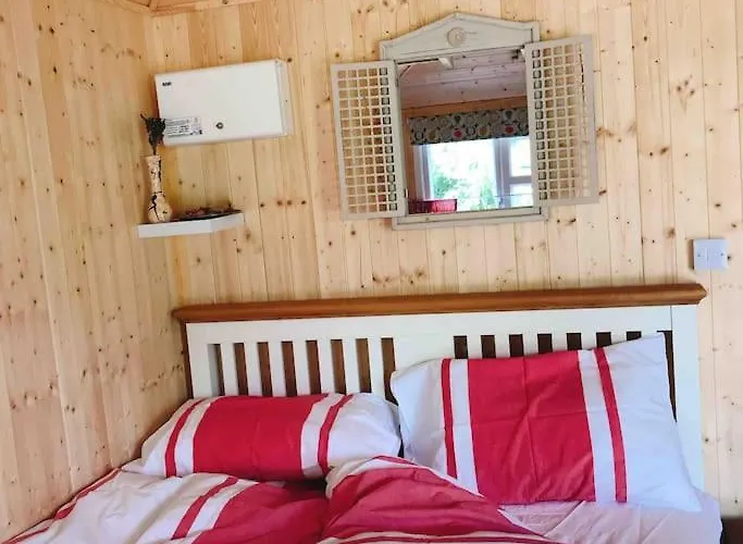 Cosy Private Cabin With Parking In Good Location