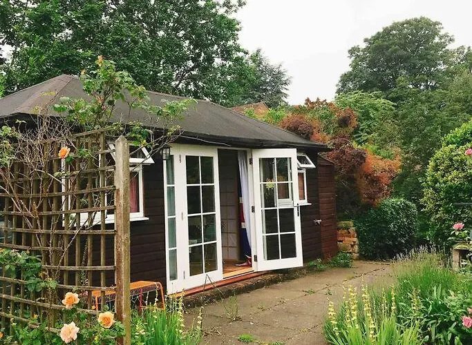 Cosy Private Cabin With Parking In Good Location