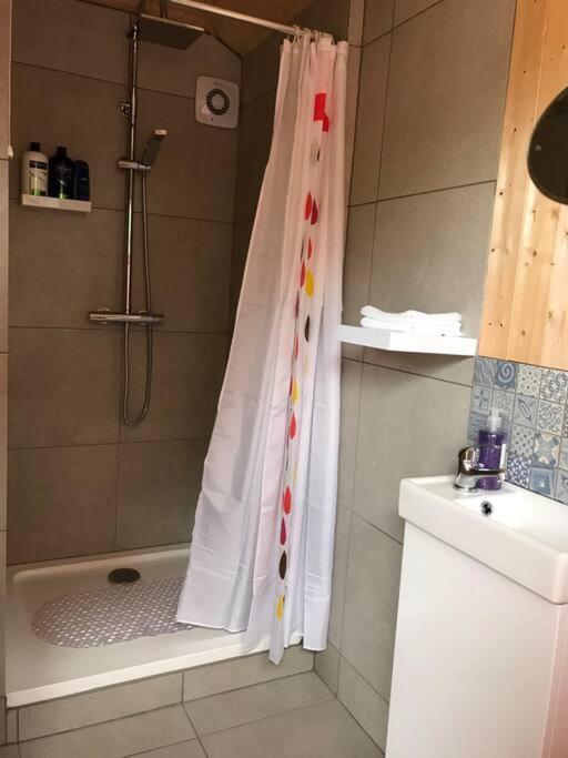 Cosy Private With Parking In Good Location *
